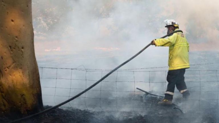 Out-of-control bushfire north of Perth threatens lives and homes